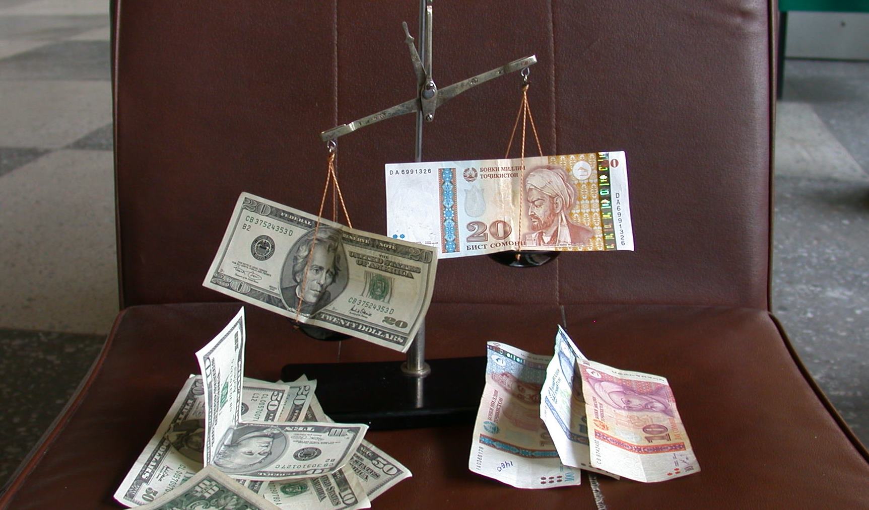 Таджикский к доллару. Доллар на Сомони. Доллар рубль Сомони. Рубль на Сомони. Таджикские деньги.