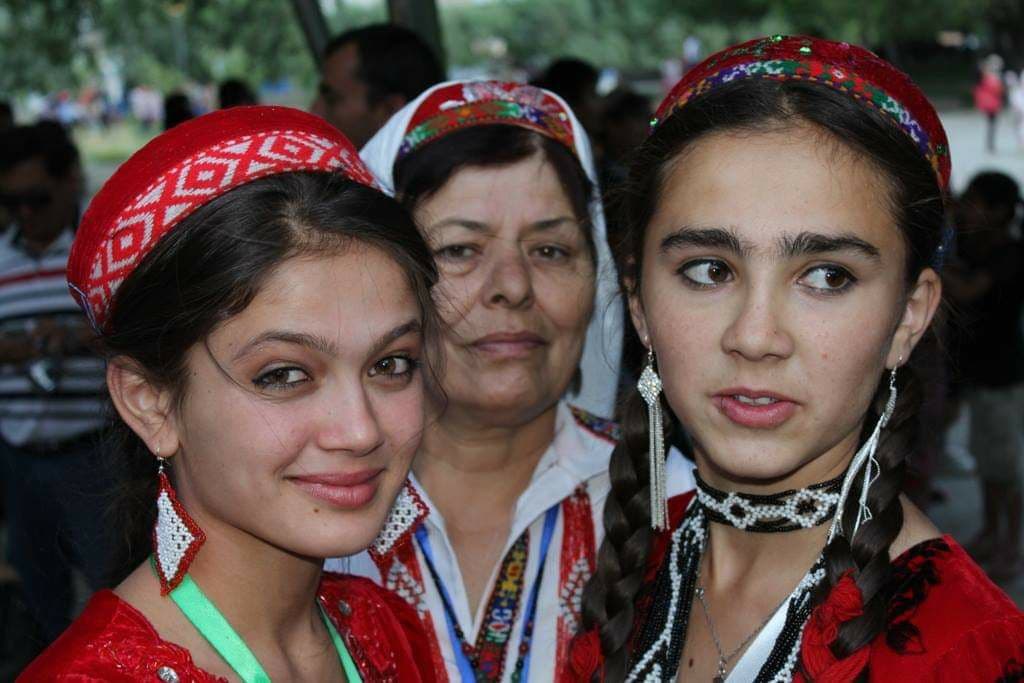 Таджикистанцы или таджики