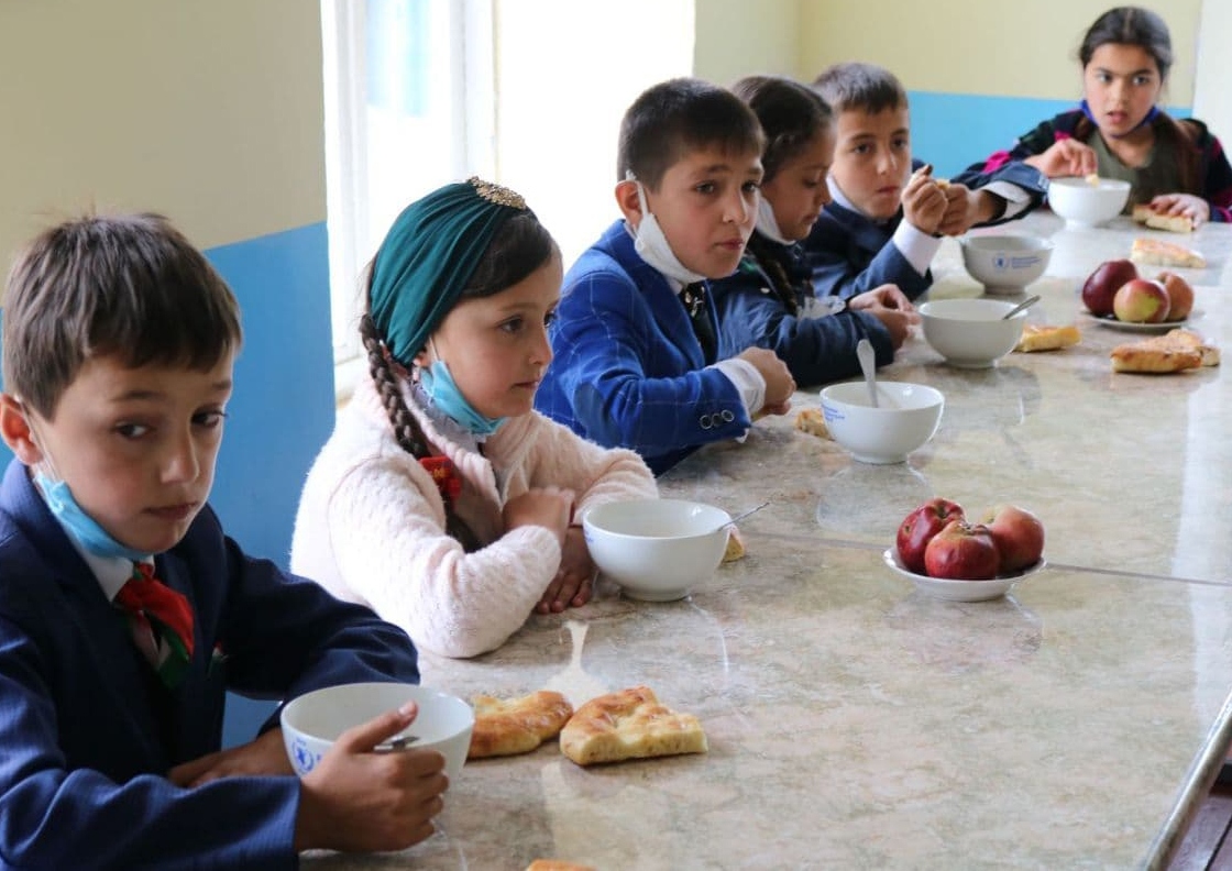 Таджикский приложения. Школьное питание в Таджикистане. Школьное питание. Таджикистан школьные обеды. Школьники Таджикистана.