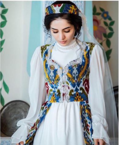 Цветущие как весна. Какие национальные платья надевают женщины в Таджикистане? – YOUR