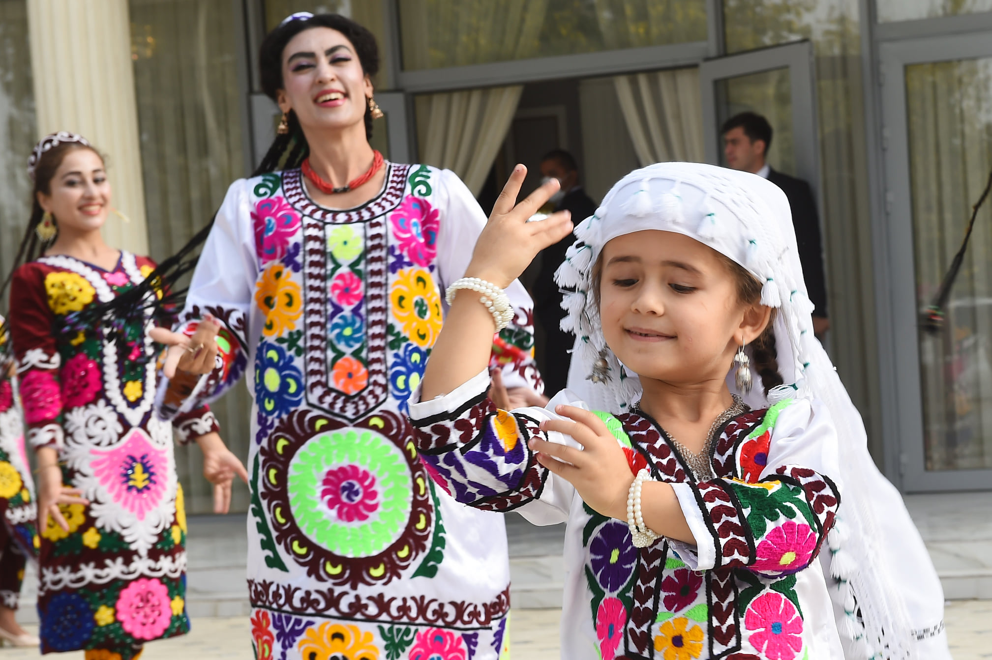 Таджикские платья. Праздники Таджикистана. Украшения платья таджикский. Праздник лето Таджикистан.