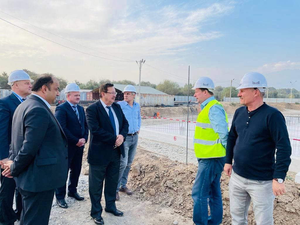 Боздиди сафири Русия аз майдони сохтмони мактабҳои Русия дар Душанбе ва Турсунзода