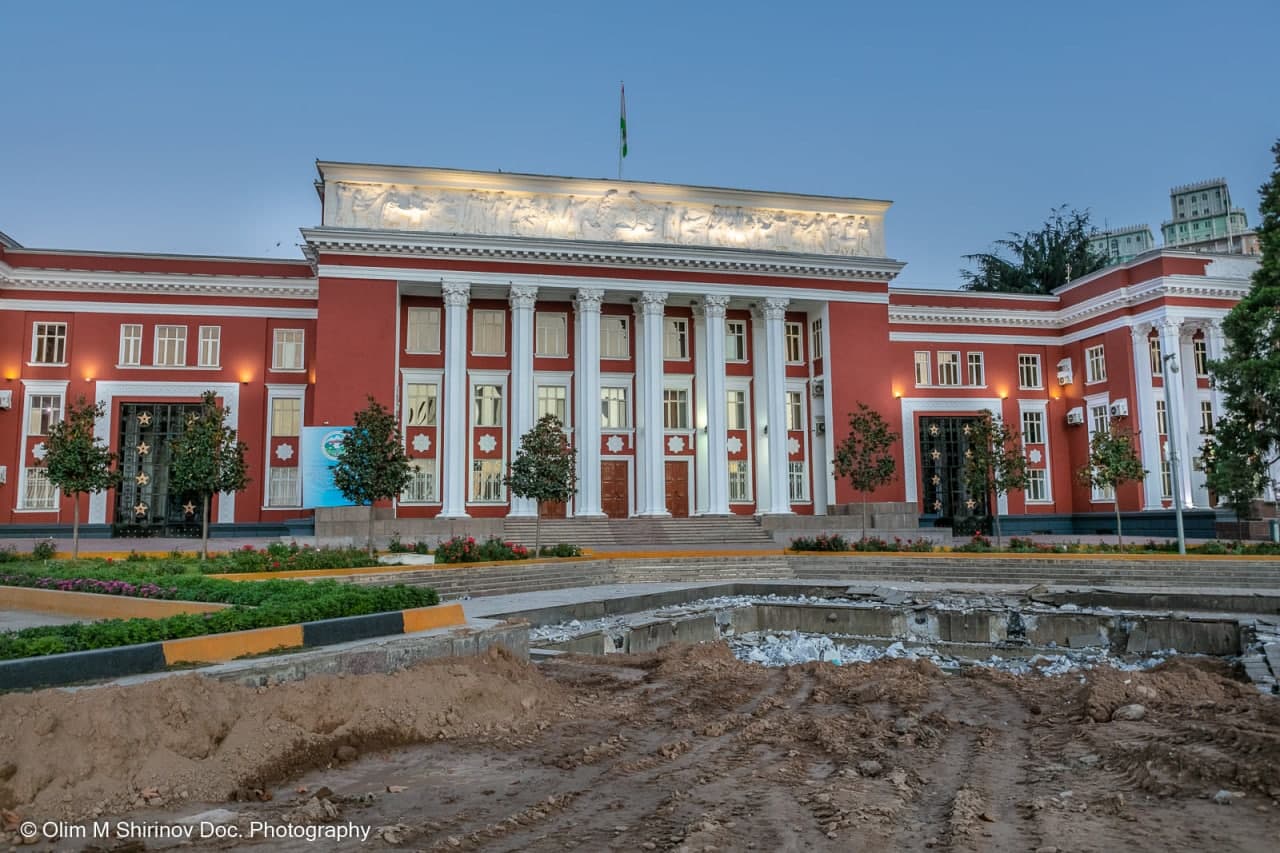 Фонтан перед зданием парламента снесли, там будет аллея | Новости  Таджикистана ASIA-Plus