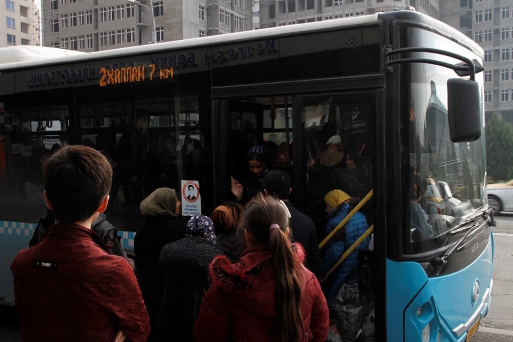 Как пассажирка решила проблему нехватки поручней в автобусе — смешное видео