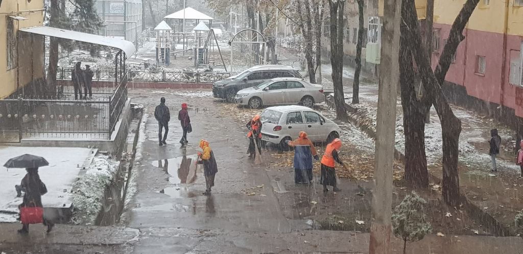 Погода в душанбе в апреле. Первый снег в Душанбе. Дождь в Таджикистане. Снег в Душанбе сейчас. Снегопад в Душанбе.