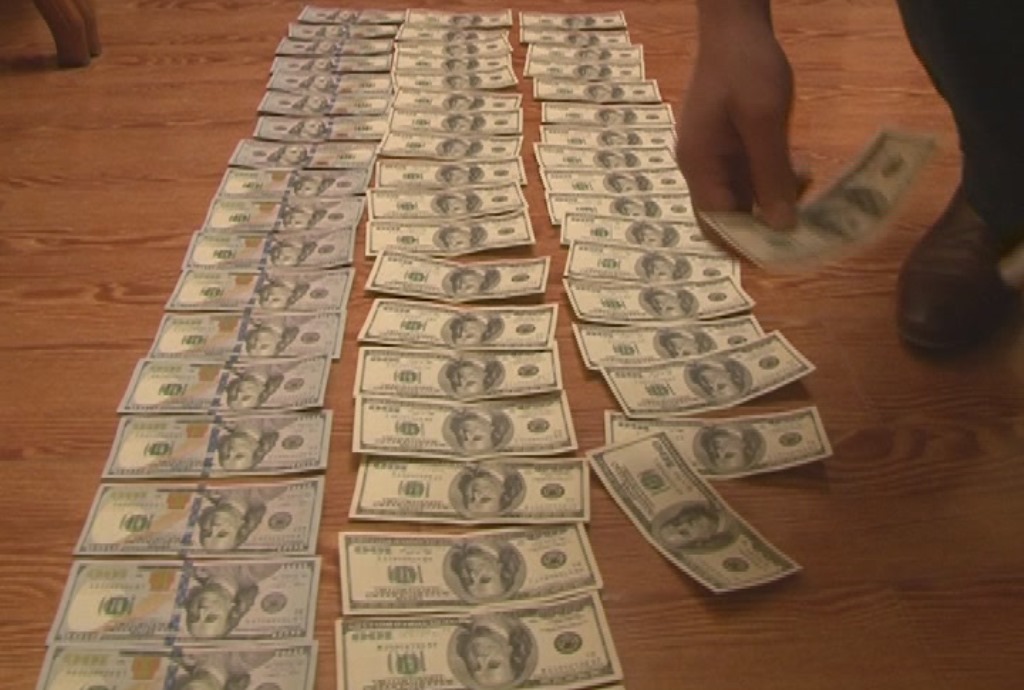 Деньги в душанбе. Доллар и евро. Напечатать деньги. Фальшивые деньги таджикский. Пресс денег.