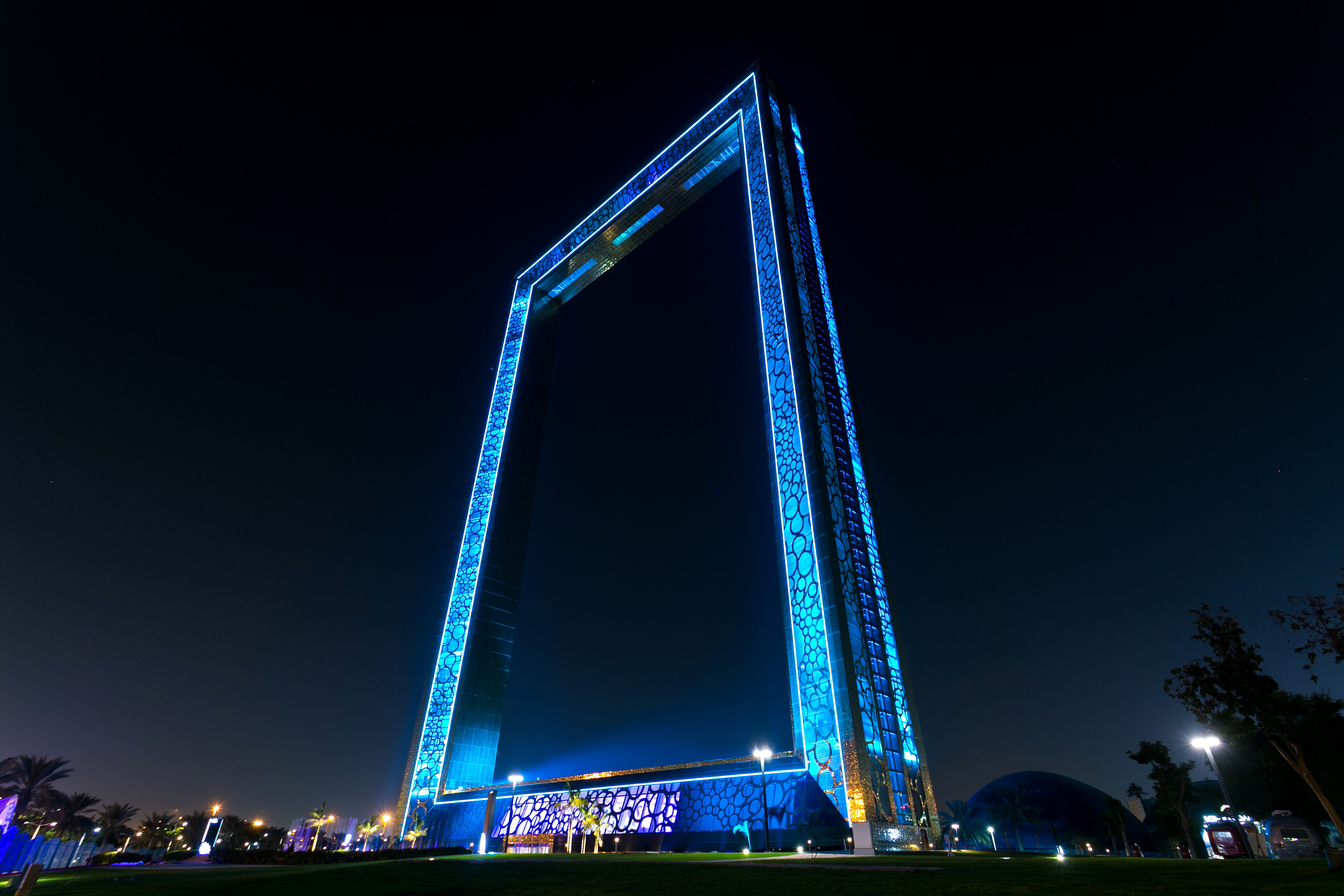 Dubai frame. Золотая арка Дубай. 