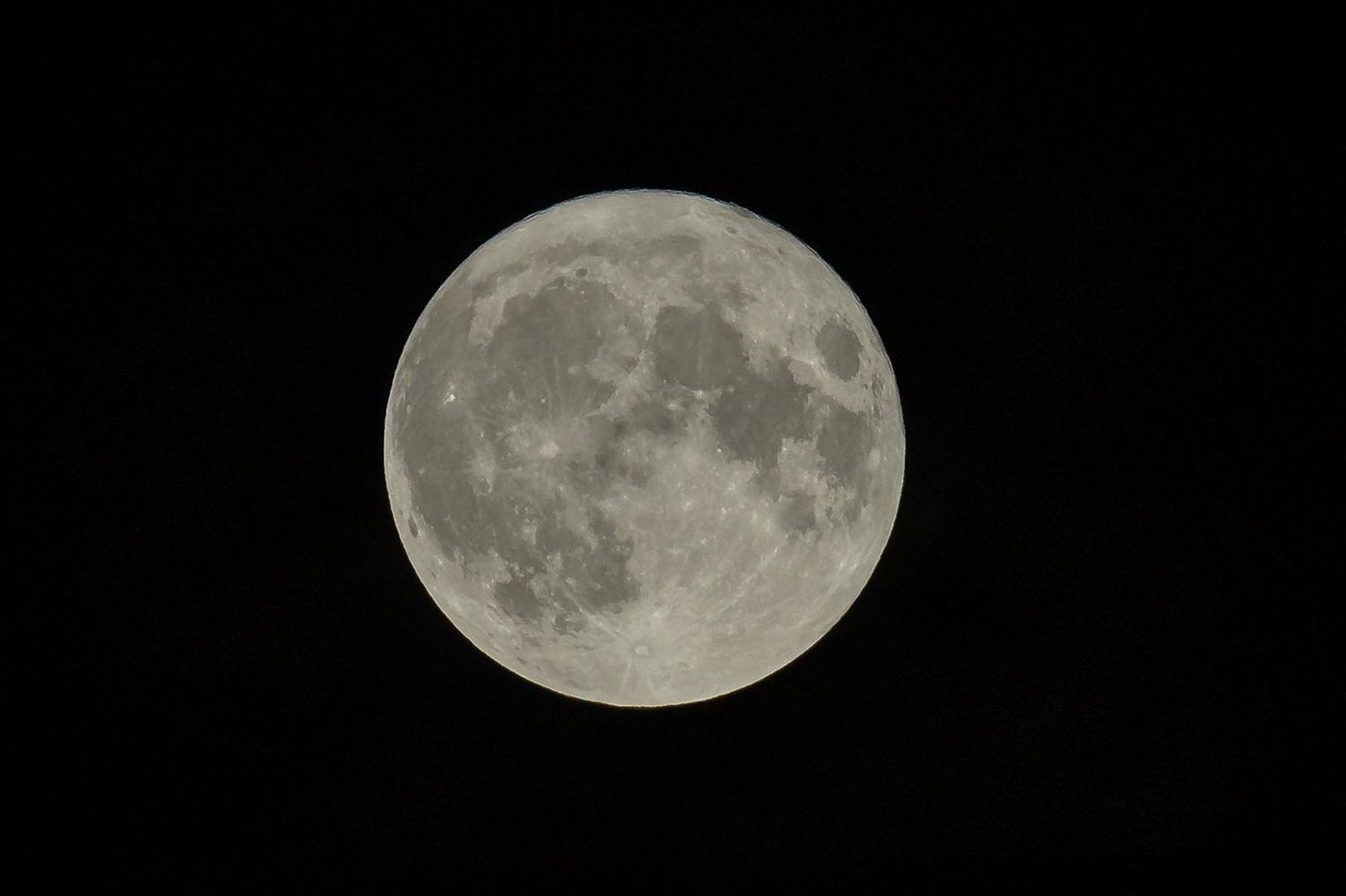 России луна сегодня. Суперлуние в 2021. Огромная Луна. Фото Луны. Суперлуние вчера.