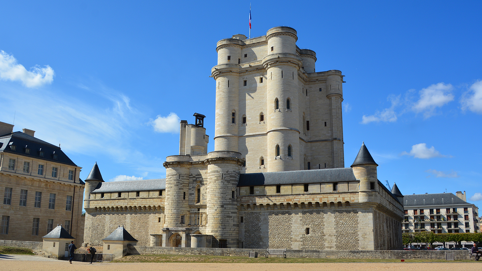 Венсенский замок внутри. Замок Венсен Франция. Замок Венсен внутри. Замок Фонтебло башня донжон. Замок Лузиньян во Франции.