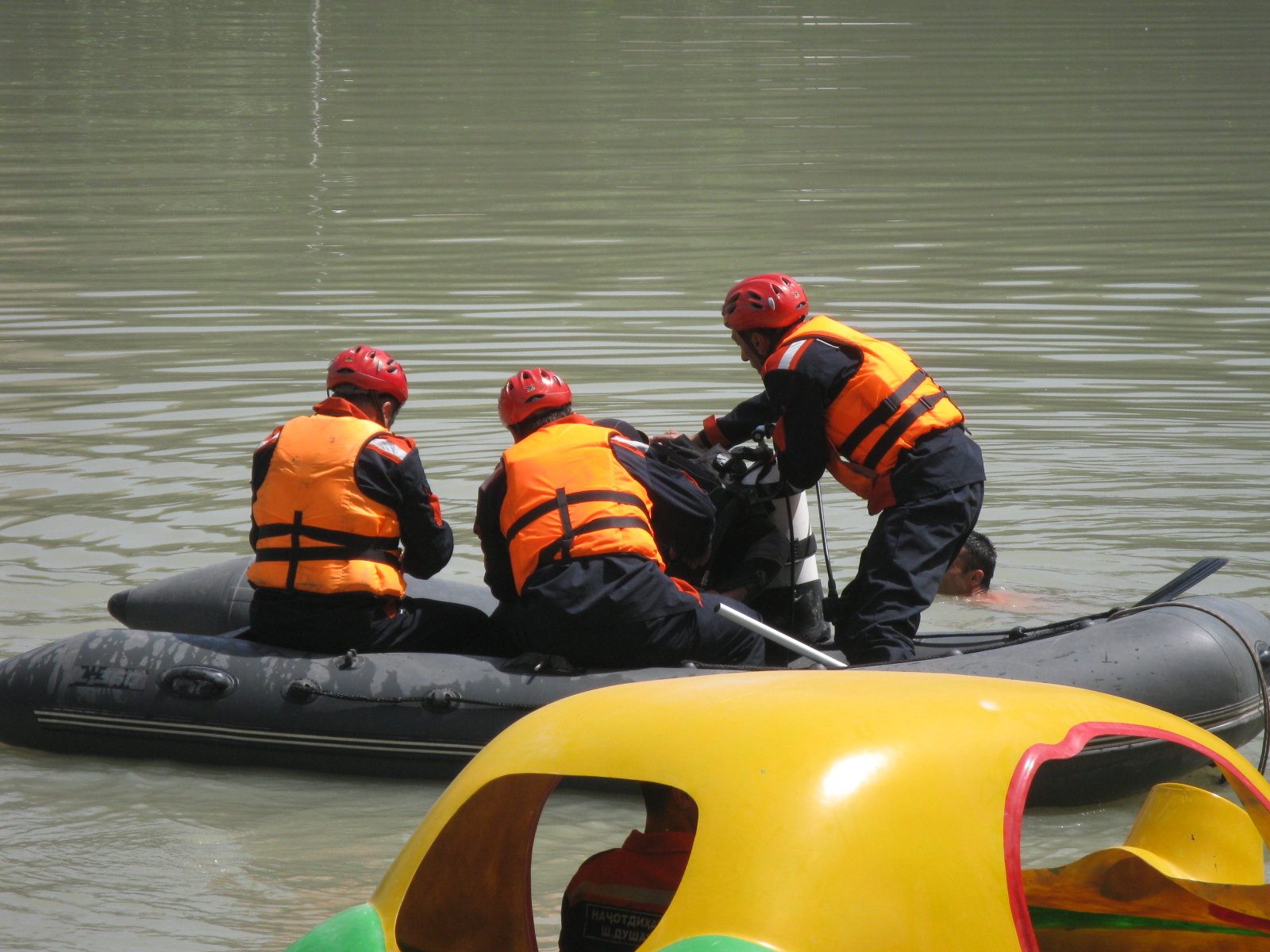 Утонула страна. Таджикские спасатели. Водоемах Таджикистана утонуло \. Спасатели КЧС Таджикистана на водоемах. Спасатели КЧС Таджикистана на воде.