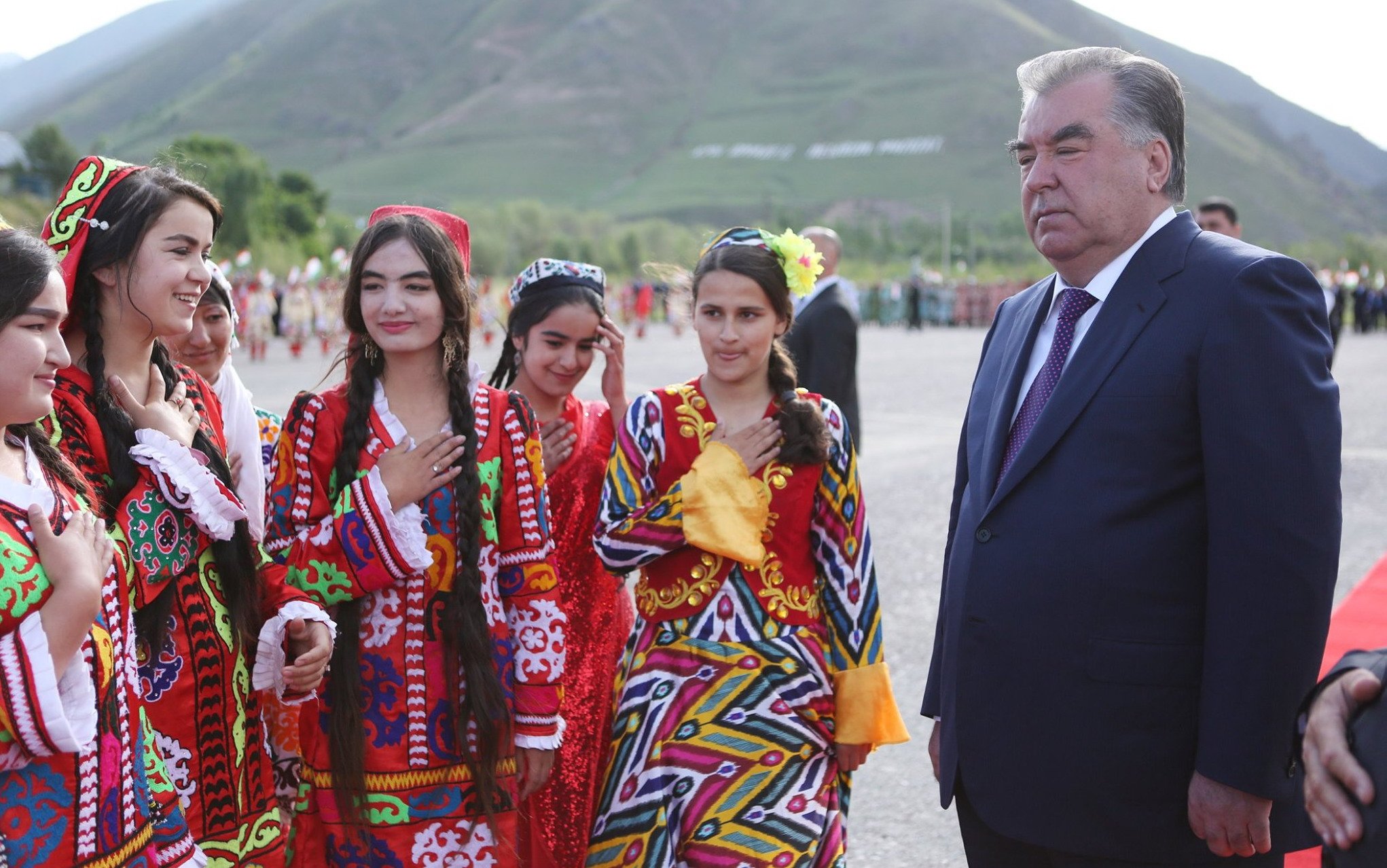 Эмомали Рахмон пожелал каждой таджикской семье счастья и изобилия | Новости  Таджикистана ASIA-Plus