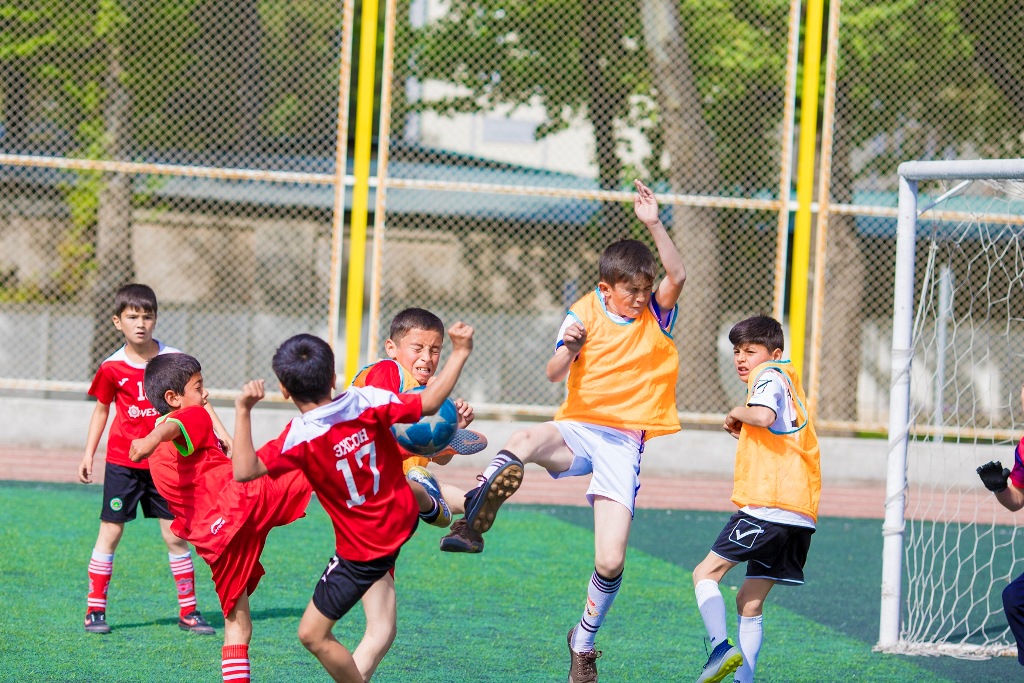 Таджик играет. Детско-юношеская футбольная лига Таджикистана. Детский футбол. Футбол дети. Детский футбол Таджикистана.