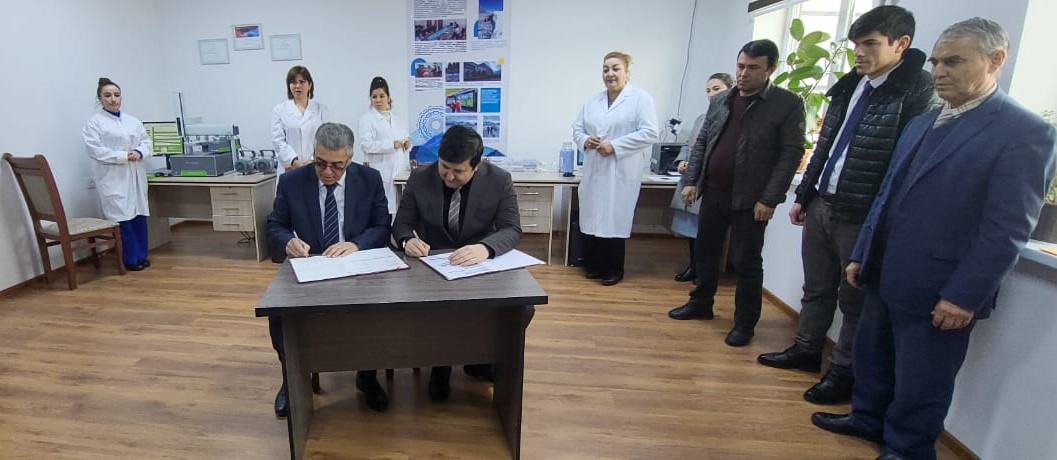Центру изучения ледников Таджикистана передано новейшее лабораторное оборудование 