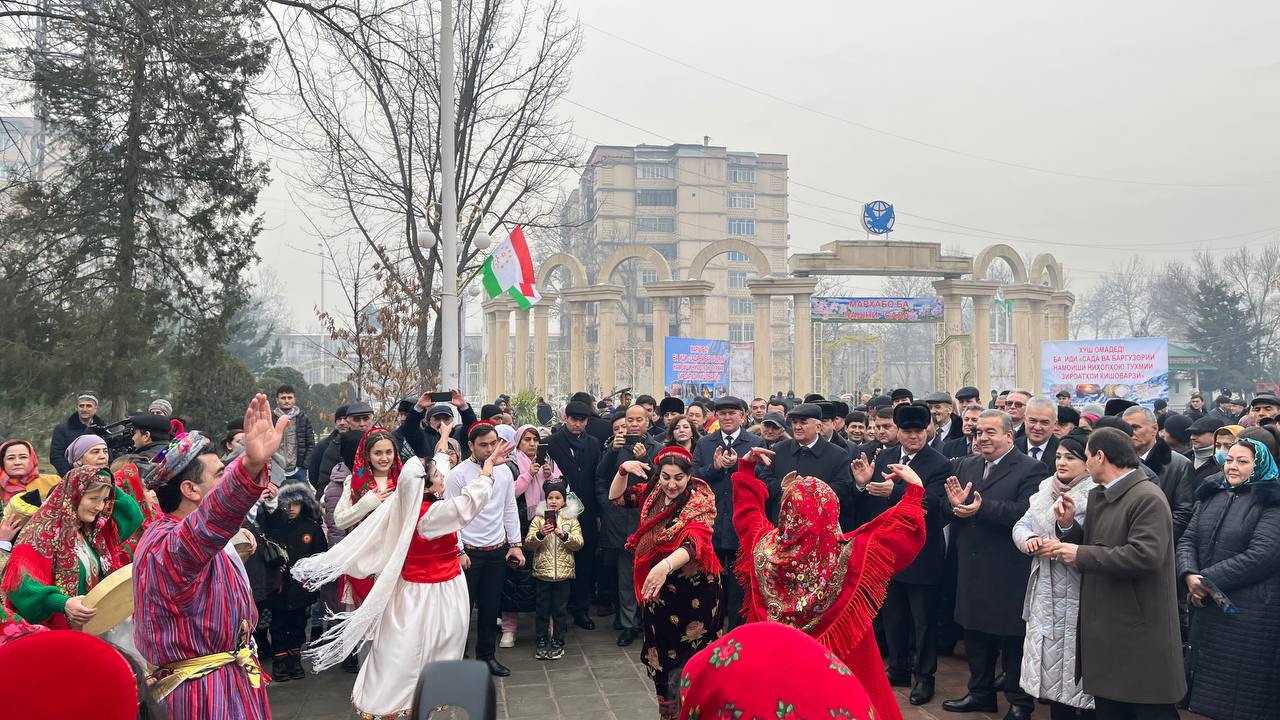 Погода в душанбе в апреле. Таджикистан люди. Праздник сада в Таджикистане. Праздник Навруз в Таджикистане. Праздник в городе.