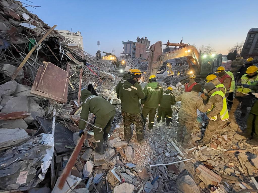 Таджикские спасатели в Турции за 18 часов поисков извлекли из-под завалов 31 тело 