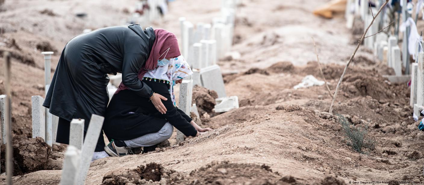 Турция: найти живых надежды нет, спасатели уходят, остаются страх эпидемий и гнев