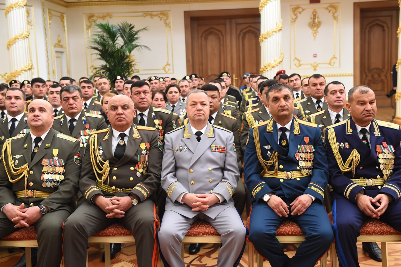 Полководец звание. Генерал Таджикистан. Генеральские звания. Генеральские погоны. Генерал с наградами.