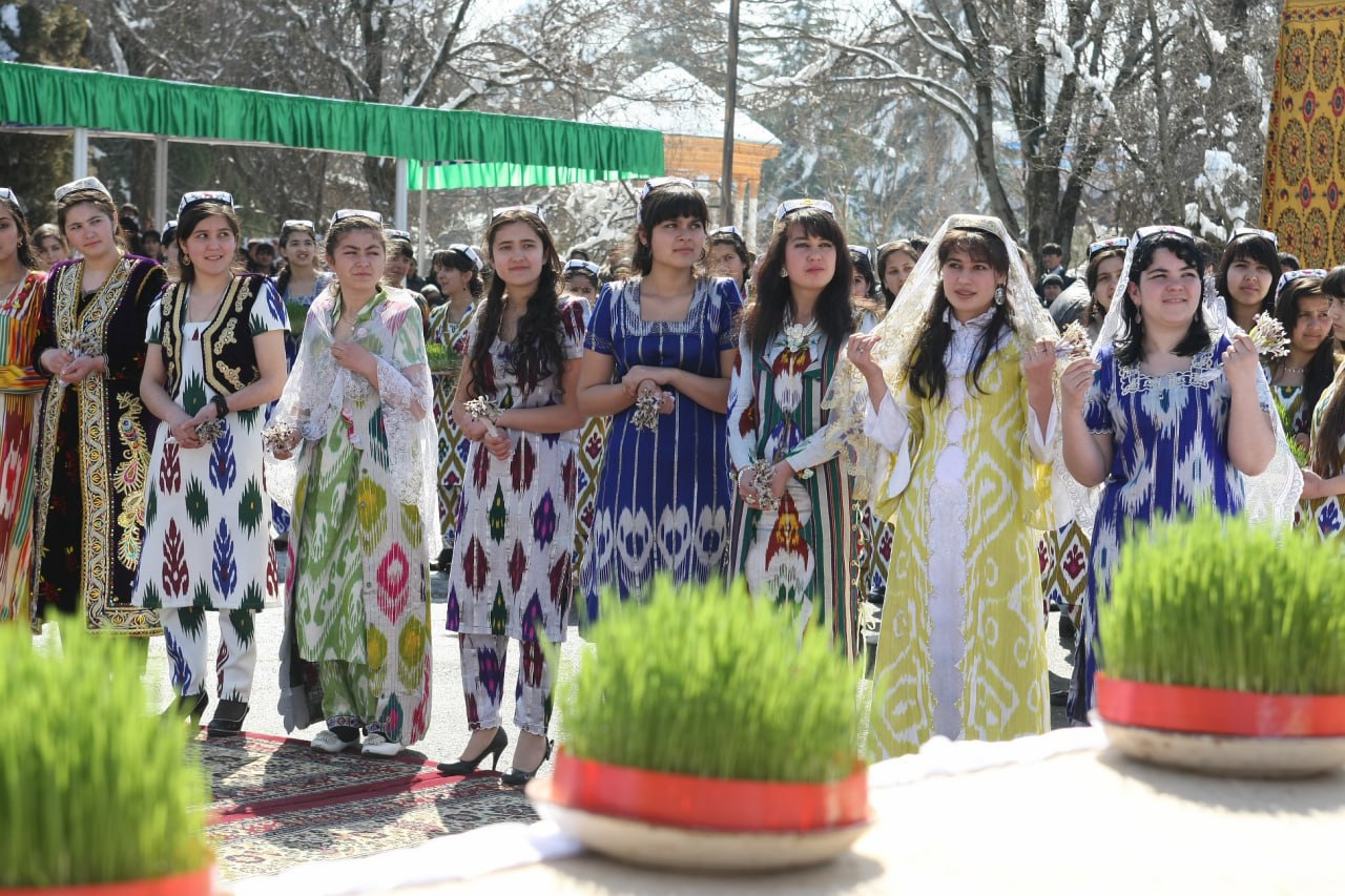 Таджикский сама. Женщины Таджикистана. Таджикские платья. Таджикская женская одежда. Национальные платья Таджикистана.