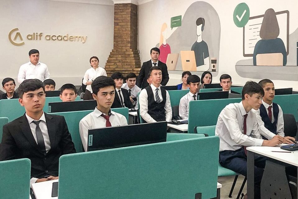 Как девушке в попасть в IT: ТОП курсов по программированию в Таджикистане 