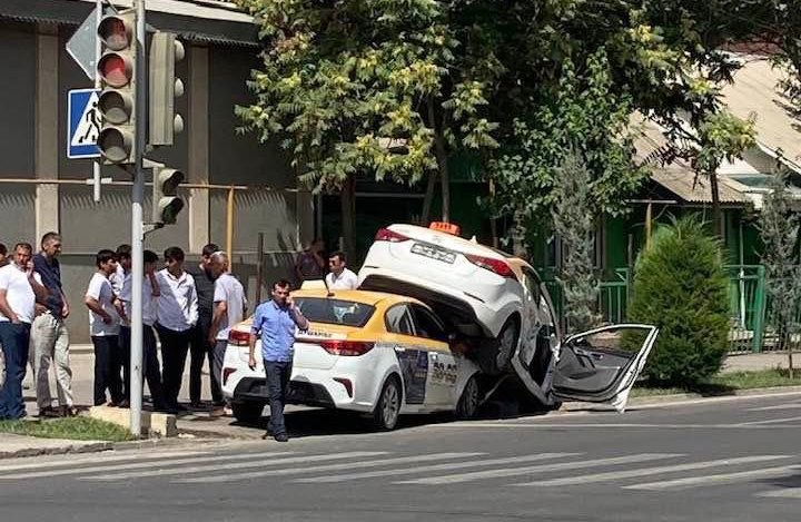 Азиатка в такси кончила сквиртом и получила сперму на попку