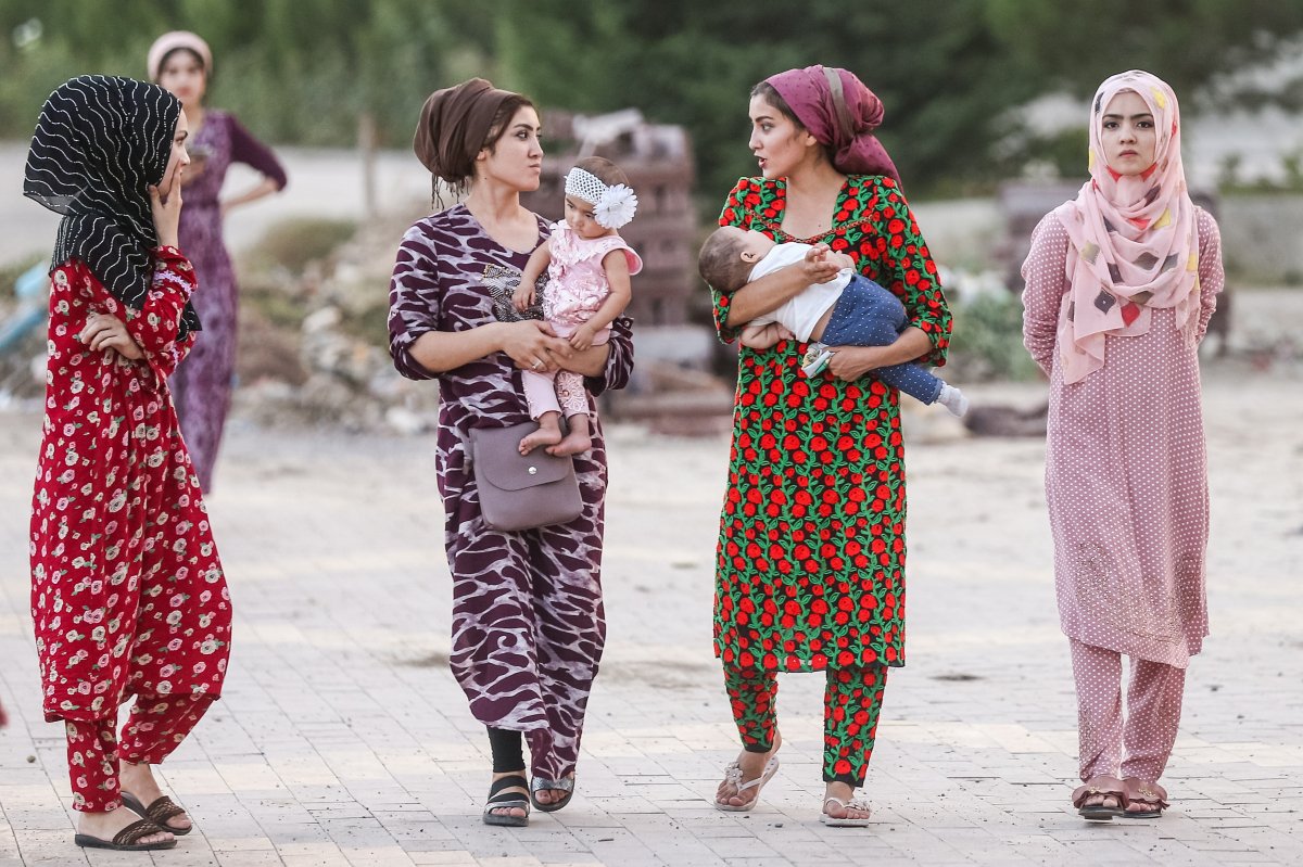 Перевод таджикских имен. Таджикистан люди. Таджикские женщины. Женщина в Таджикистане сейчас. Таджички на улицах.