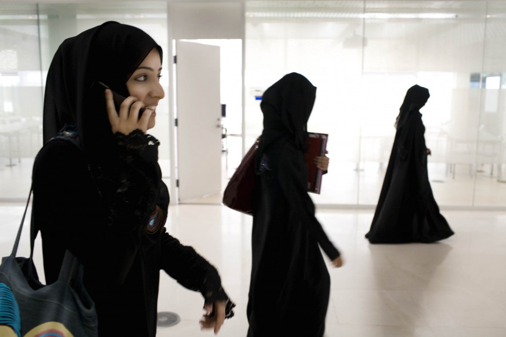 Во Франции запретят носить мусульманскую абайю в школах | Euronews