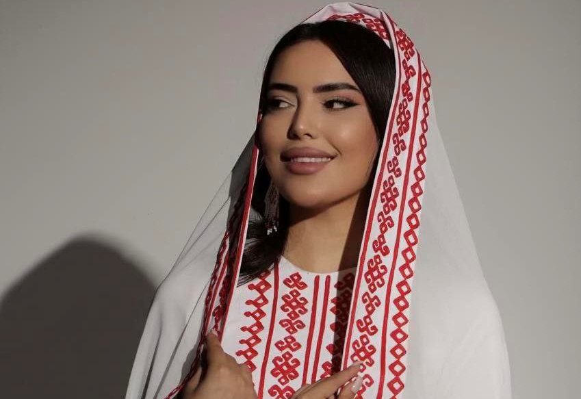 Мадина Назарамонова таджикская модель. Атлас Таджикистан модел. Модель таджикских платьев 2024. Узбекские и таджикские фасоны платьев из атласа. Таджикские модели