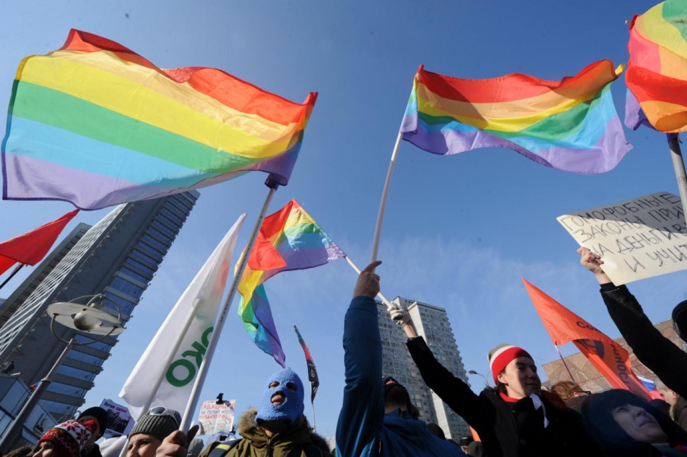 Около половины россиян выступили за равные права для геев