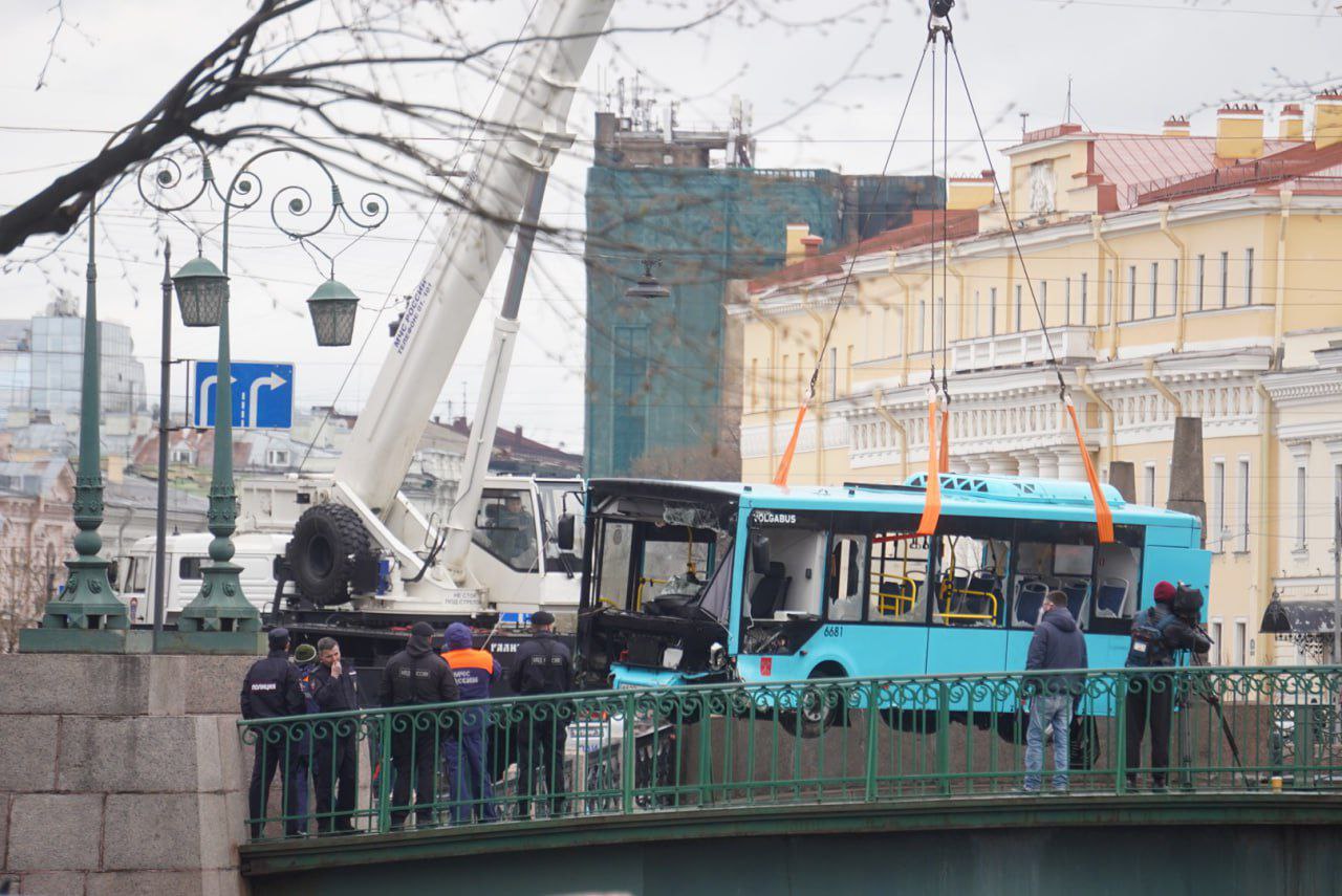 В Питере водитель-таджикистанец упавшего в реку автобуса перед этим  отработал 20-часовую смену | Новости Таджикистана ASIA-Plus