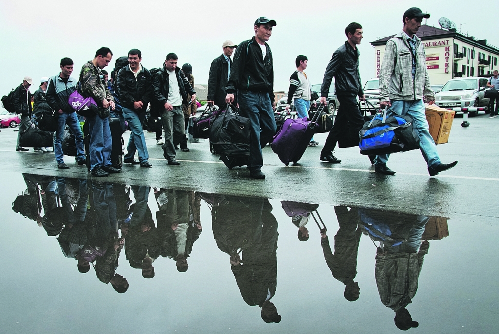 Таджикским мигрантам в России напомнили о сроках легализации