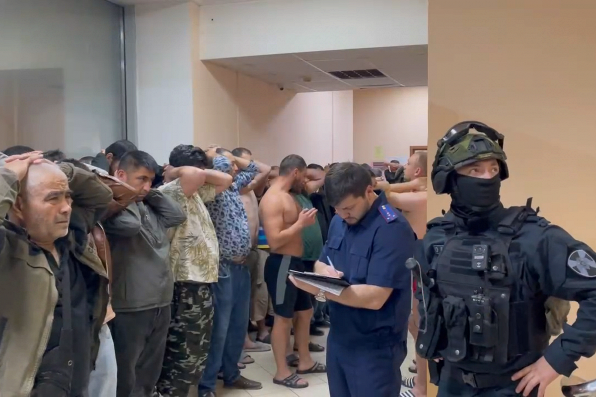 300 мигрантов задержаны в московском хостеле за нарушение миграционного законодательства