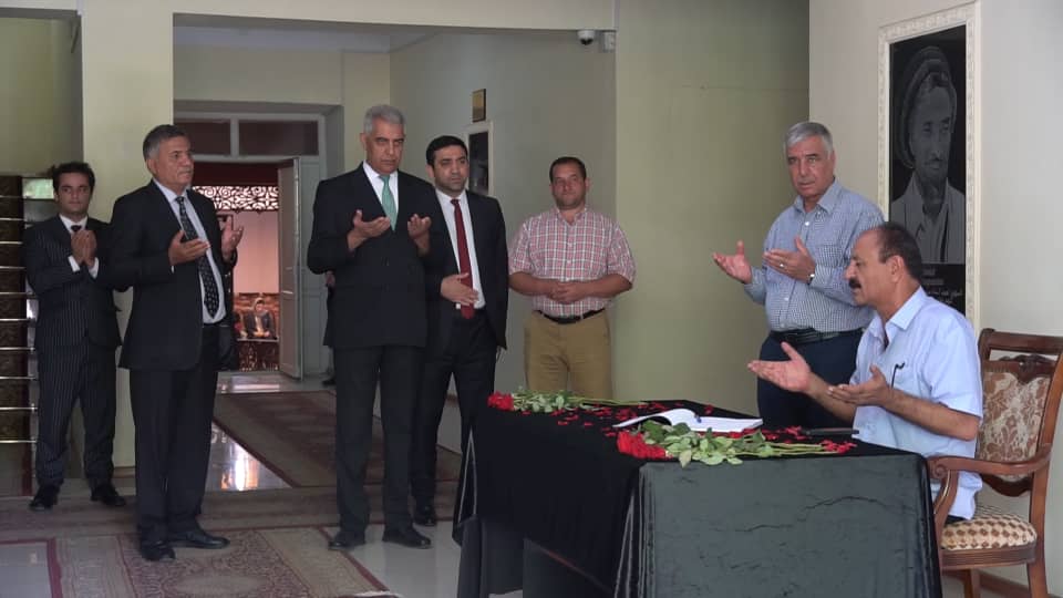 Дар сафорати Афғонистон барои гиромидоштӣ қурбониёни заминҷунбӣ дар шарқи ин кишвар дафтари ёдбуд боз гардид