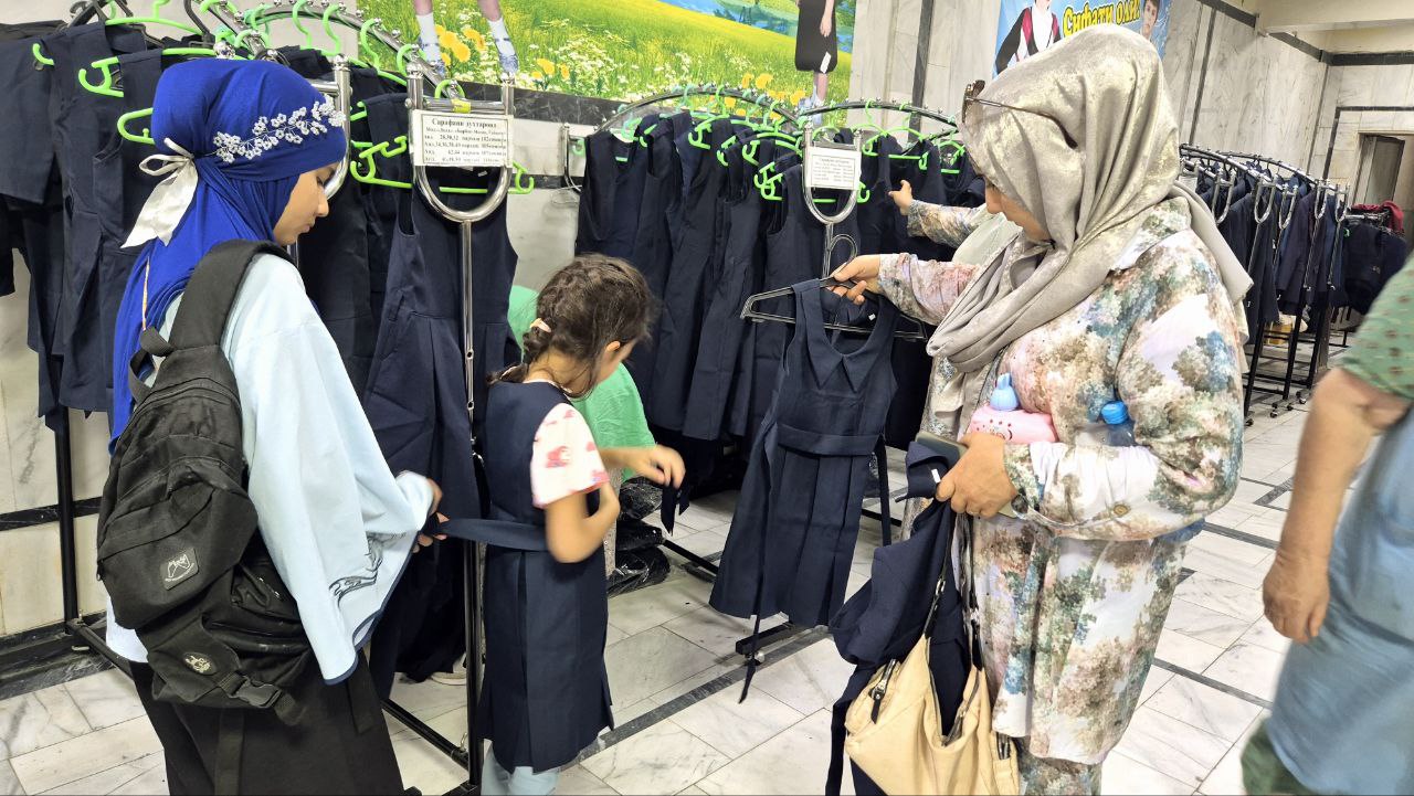 Либоси мактабӣ. Масъулият ба дӯши мактаб, вазорат ва ё корхонаҳо?