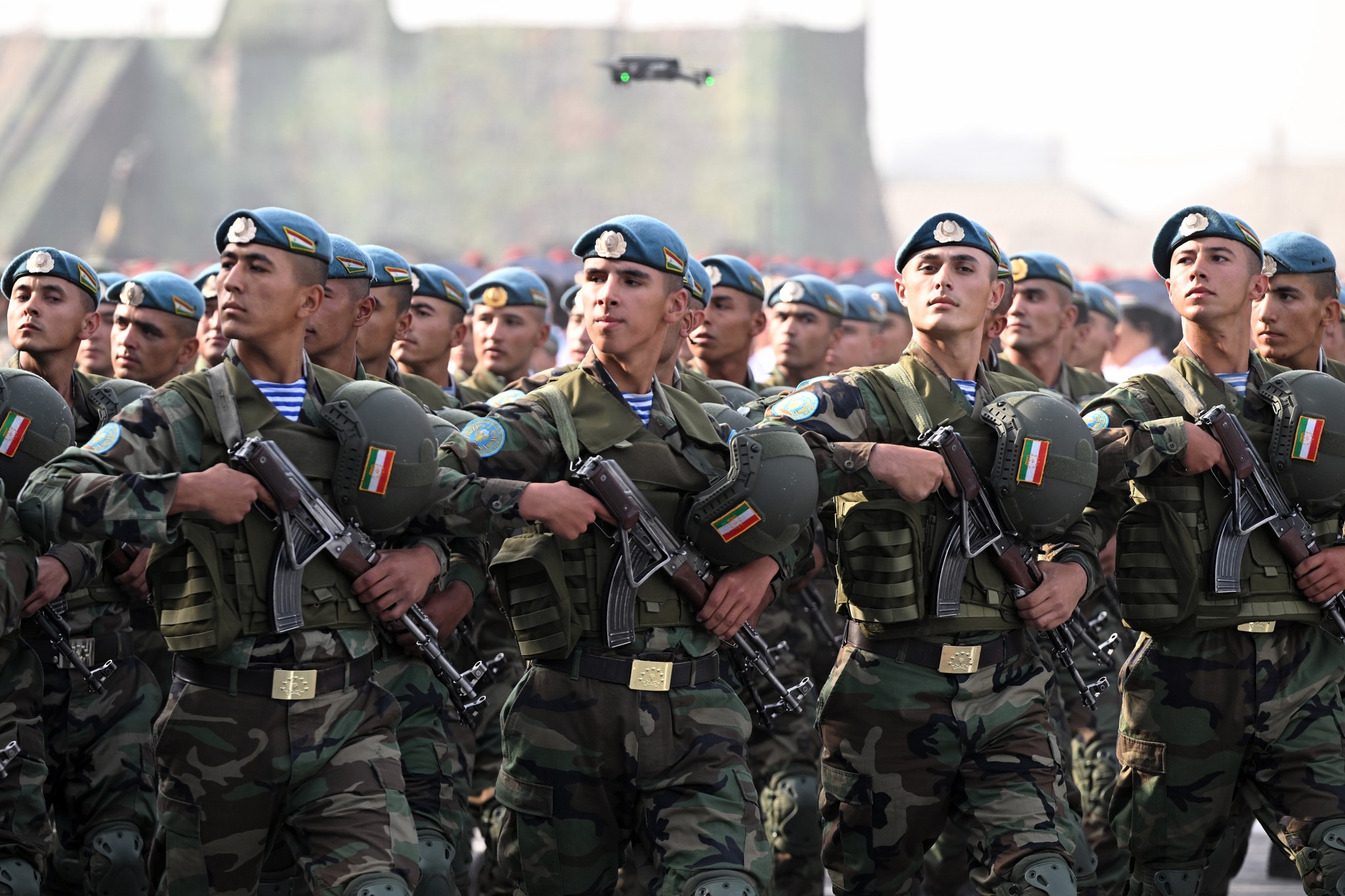 Дар Душанбе бо иштироки 5 ҳазор сарбоз гузашти низомӣ баргузор шуд