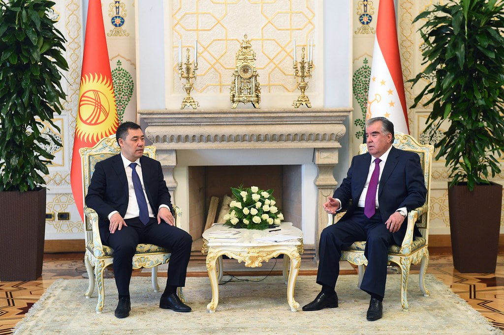 “Бо Эмомалӣ Раҳмон дар як ҳуҷра 10 соат баҳси тунд доштем”. Содир Жапаров баъзе ҷузъиёти ҳалли баҳси марзӣ бо Тоҷикистонро ошкор кард