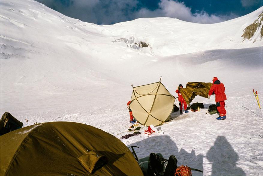 Growing glacier discovered in the Pamirs, defying global warming trends