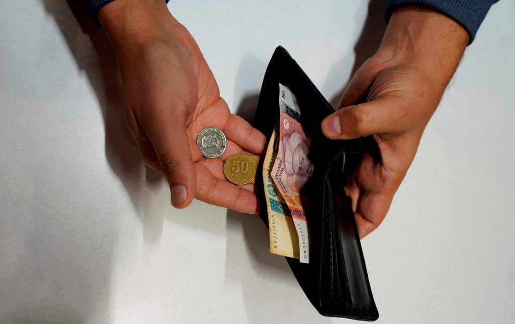 Фармони афзоиши маошу нафақа ва идрорпулиҳо имзо шуд. Акнун кӣ чӣ қадар мегирад?