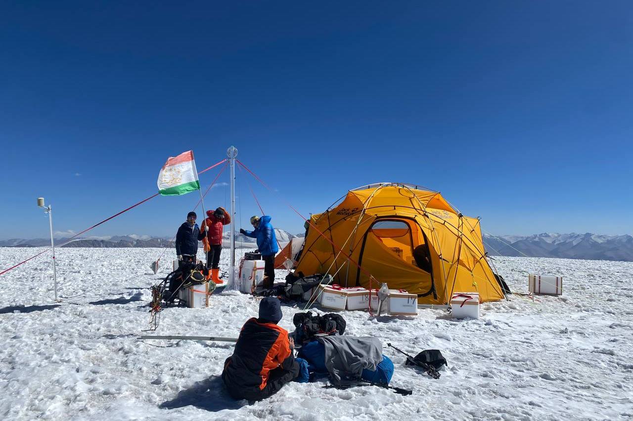 Тайны ледника «Синяя крепость»: как Памир помогает понимать изменения климата