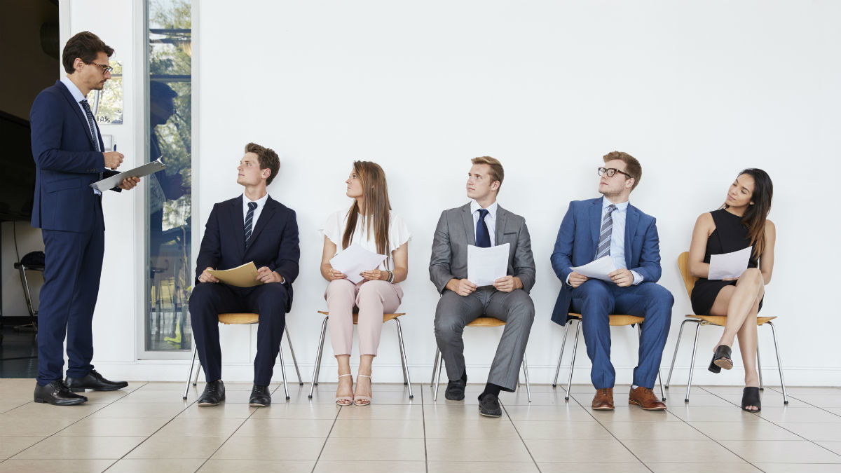 Кор дар Қатар. 6 ширкати қатарӣ корҷӯёни тоҷикро бо шиму кастюм ва гарданбанд ба суҳбат даъват мекунанд