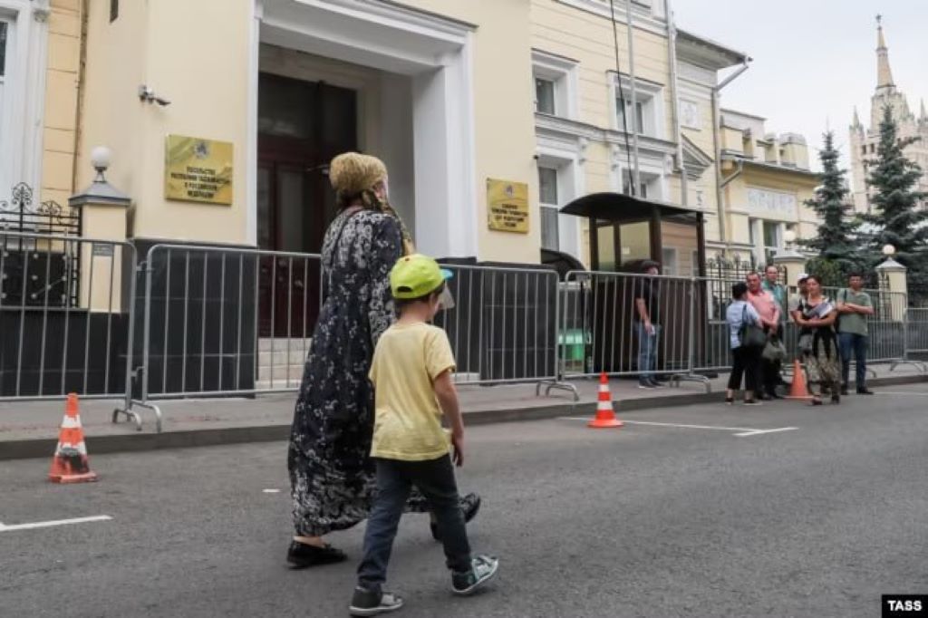 9 тысяч таджикских школьников вернулись из России: они не смогли там учиться