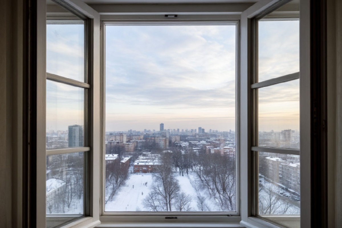 Uzbek janitor in St. Petersburg catches boy who fell from seventh floor