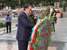 В Душанбе прошла церемония возложения венков к памятному огню в Парке Победы