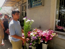 «Взвинченные» цены на цветы в День знаний (фото)