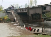 В районе Рудаки рухнула часть автомобильного моста через реку Элок (видео)