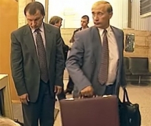 «Потерянное интервью». Рунет обсуждает ролик 1996 года: Путин и Сечин переезжают в Москву