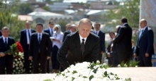 Путин преклонил колено перед могилой Каримова в Самарканде