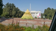25 пирамид из дынь украсили Душанбе к празднику