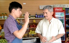 Помогут ли душанбинцы глухому человеку, - соцэксперимент (видео)