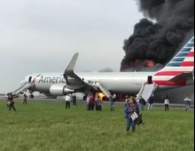Самолет American Airlines загорелся на взлете