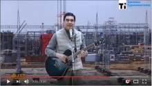 Президент Туркменистана спел под гитару перед избирателями